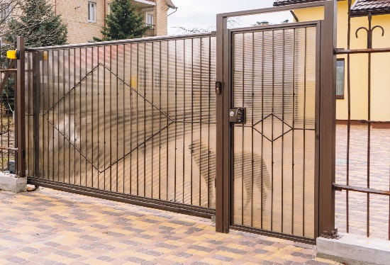 Купить ворота из профлиста с элементами ковки, с металлическими столбами в рамке или под дерево в клине от 155311 руб